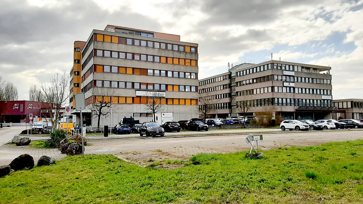 Das Gewerbegebiet Schörli liegt in unmittelbarer Nähe zum Innovationspark. Wird das heimische Gewerbe von der Ausstrahlung des Generationenprojekts profitieren? Blick auf vernachlässigte Gewerbehäuser.